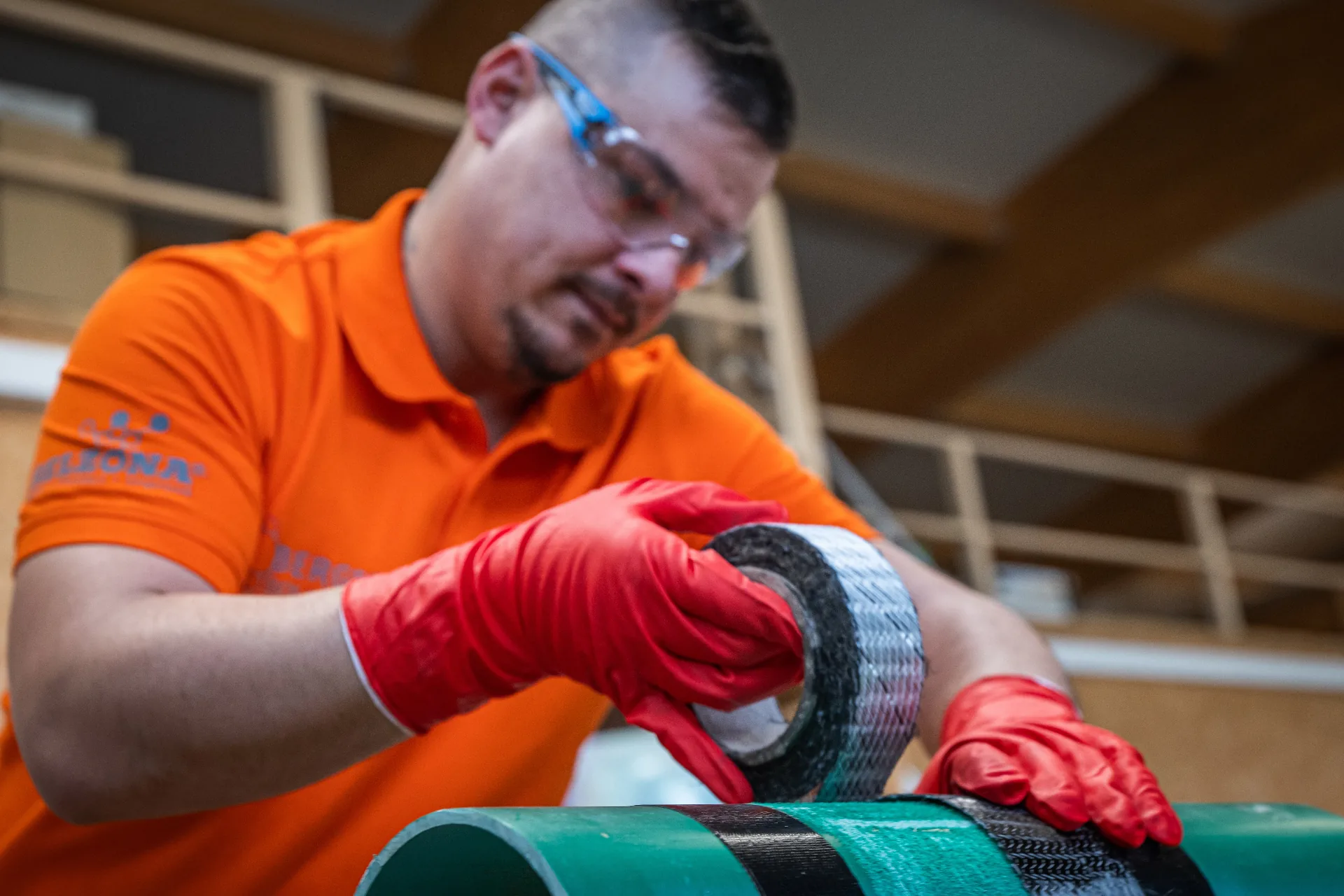 Präzise Handarbeit eines Anwendungstechnikers von Berger-Solutions an einem Bauteil