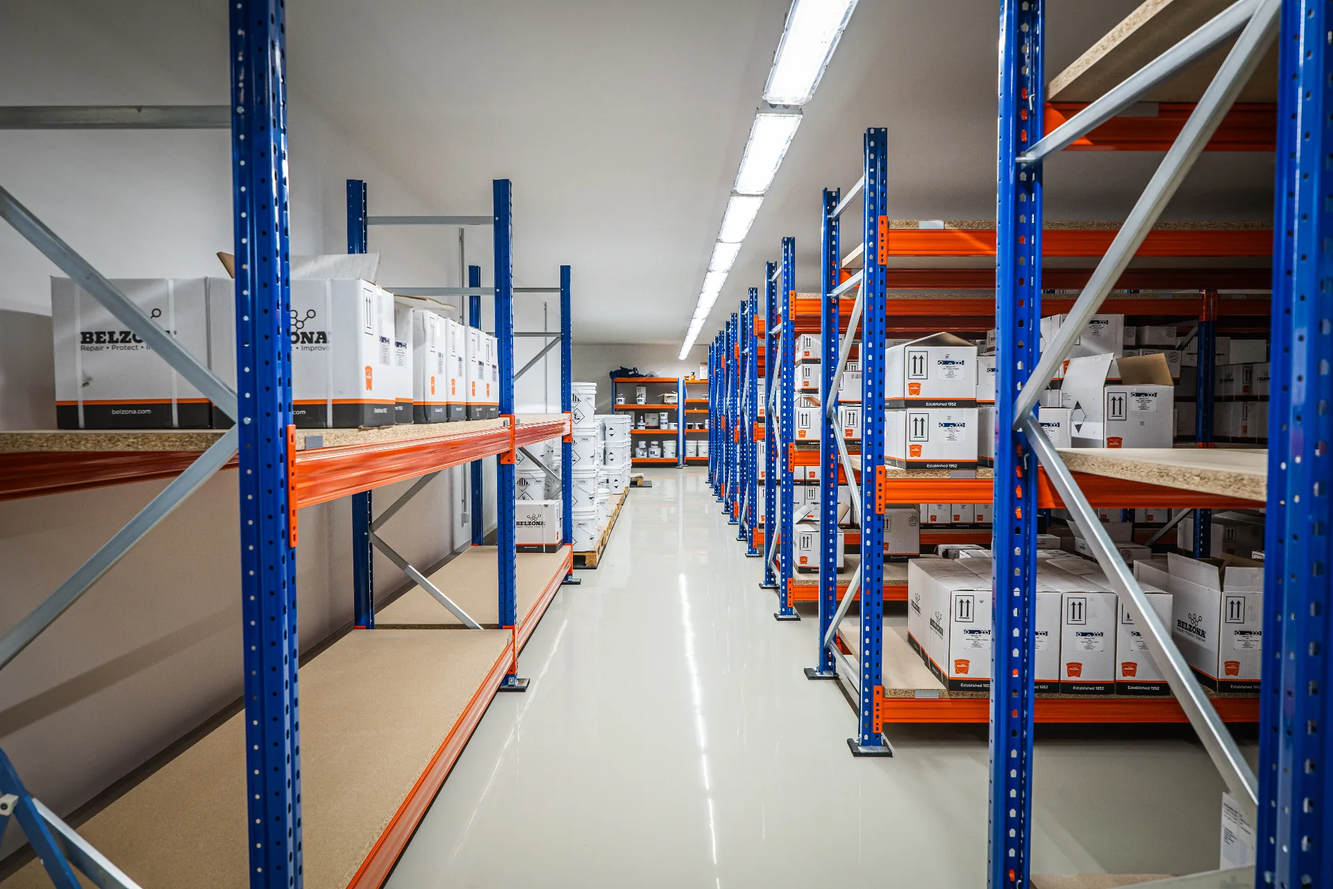 Belzona Lager mit hochwertigen Beschichtungsprodukten bei Berger-Consult GmbH